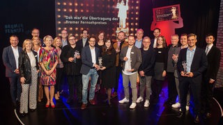 Gewinner und Gewinnerinnen des Bremer Fernsehpreis auf der Bühne