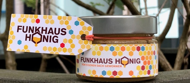 Ein Honigglas mit der Aufschrift "Funkhaus-Honig"