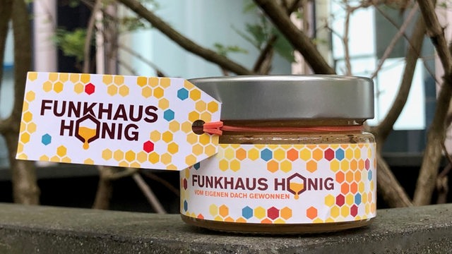 Ein Honigglas mit der Aufschrift "Funkhaus-Honig"