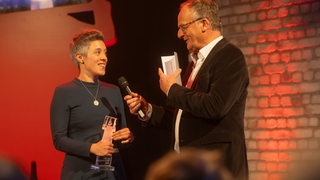 Lena Oldach und Frank Plasberg auf der Bühne