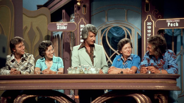 Rudi Carrell und Kandidatinnen in der Fernsehsendung "Am Laufenden Band" am 28.6.1975.