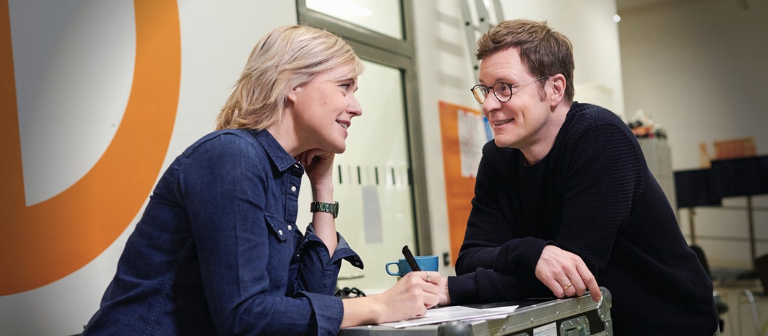 Moderatorin Kirsten Rademacher und Moderator Felix Krömer