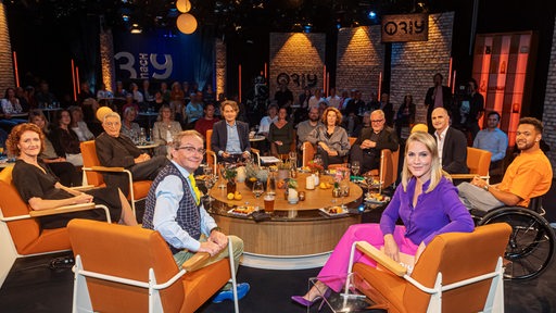 Die Gäste Karolien Notebaert, Gerhart Baum, Adele Neuhauser und Harald Krassnitzer, Wigald Boning, Leeroy Matata, Stefan Fickl sitzen im 3nach9 Studio