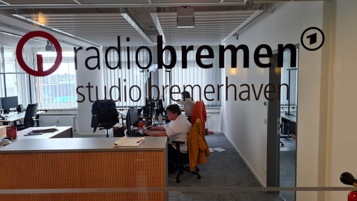 Gläserne Eingangstür zum Studio Bremerhaven