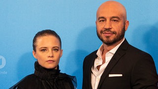 Jasna Fritzi Bauer und Dar Salim stehen für die Presse vor einer blauen Wand