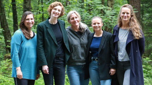 Gruppenbild aus der Tatortproduktion "Angst im Dunkeln": Lina Kokaly (Redakteurin Radio Bremen), Luise Wolfram (spielt Linda Selb), Leah Striker (Regisseurin), Jasna Fritzi Bauer (spielt Liv Moormann), Katharina Wagner (Produzentin Bremedia)